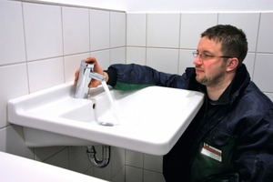  Robuste Lösung
Die Waschtische in allen öffentlich zugänglichen WC-Bereichen der Arena wurden mit den robusten Selbstschluss-Armaturen „Puris SC“ von Schell ausgestattet
 