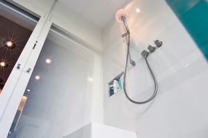  DuscheViel Platz für die Körperpflege bietet jetzt eine großzügige Dusche mit integrierter Nische für Shampoo &amp; Co 