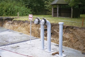  Abdeckung des RegenspeichersHinweisschild, Lüftungsrohr und Saugrohre mit Feuerwehrkupplung 