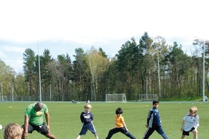  Bewässerung aus der „Regentonne“Der Kunstrasen des Spielfelds benö­tigt kein Wasser; dafür werden die Randflächen aus der Zisterne bewässert 