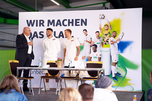  Auf der FCA-Bühne herrschte reges Treiben. Eine beeindruckende Anzahl an Fans ließ sich die Autogramme von den FCA-Spielern Maxi Bauer und Arne Maier nicht entgehen. 