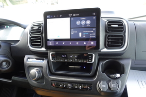  <div class="bildtext_1">Übersichtlich strukturiert: der Touchscreen für Navigation, Medien und Lüftung.</div> 