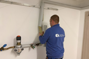  Vor der Installation der Aqon Pure-Kalkschutzanlage wird die Isolierung entfernt. 