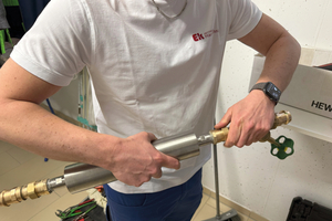  Die Anschlüsse an der Kalkschutzanlage werden zum Einsetzen in die Edelstahlleitung vorbereitet. 