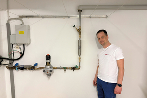  Tobias Kramer, Geschäftsführer EK Haustechnik GmbH, an der neu installierten Aqon Pure-Kalkschutzanlage. 