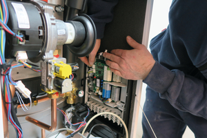  Zuletzt steckt er den Adapterstecker an der Erweiterungsleiterplatte „SCB“ ein. Damit ist die Vorrüstung für den Wärmepumpen-Anschluss und Hybrid-Betrieb erledigt.  