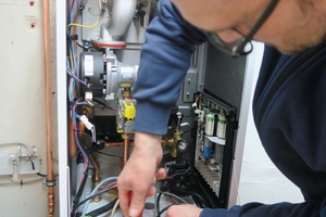  Zur Einrichtung der elektrischen Anschlüsse wird der Gehäusedeckel der Regelungseinheit im Kessel entfernt. Danach ist die Anschlussleiterplatte des „Kit 65“ mit vier Schrauben zu fixieren und der Endwiderstand in die Buchse an der Unterseite des „Kit 65“ zu stecken. Jetzt lässt sich die Verbindungsleitung zwischen Kesselschaltfeld und Anschlussleiterplatte verlegen.  