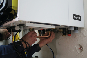 Ebenfalls im Lieferumfang enthalten: die Leitungen für die Installation am Gasanschluss und U-Rohrleitungen mit Dämmung für den Vor- und Rücklauf der Wärmepumpe (der Anschluss der Wärmepumpe kann rechts- oder linksseitig erfolgen). 