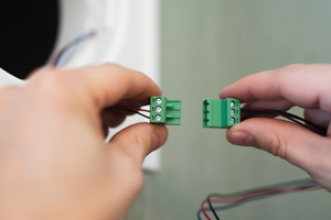  Für die Inbetriebnahme des Ventilators muss der Stecker wieder befestigt werden. Eine vorher gesetzte Markierung erleichtert die korrekte Positionierung. 