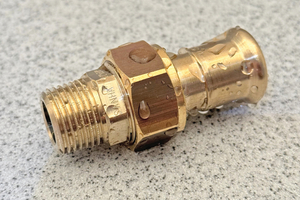  Bereits seit 2009 kommen bleifreie Sanha-Fittings in zahlreichen Bauvorhaben zum Einsatz. Die metallischen Pressfittings können dank „combipress“ mit allen Originalkonturen SA, V und M verpresst werden. 