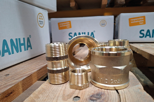  Eine Alternative: Die Fittings der Sanha-Serien „Purapress“ und „Purafit“ sowie „3fit-Press“ (für Mehrschichtverbundrohre) werden aus der bleifreien Legierung CuSi (auch Siliziumbronze, CW724R) gefertigt. 