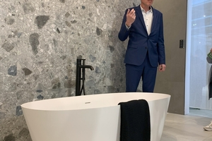  Harald Hotop von der Kludi-Geschäftsführung führte über den Messestand. Die Produktwelt war von neuen Farben und feinen Formen geprägt. 