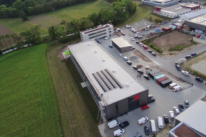  Luftbild des Betriebsgeländes der Ing. G. Werr &amp; S. Ludwig GmbH im Gewerbegebiet Niederwiesen der Stadt Bräunlingen. Das Regenwasser der drei Dachflächen wird im Regenspeicher gesammelt und genutzt, der Überlauf unterirdisch versickert. 