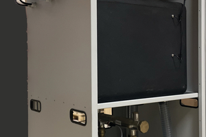  Regenwassercenter „Tano XL“ für die Regenwassernutzung in Gewerbe und Industrie. Es enthält zwei Pumpen zur Druckerhöhung, einen Frequenzumrichter, ein System zur Trinkwassernachspeisung mit Zwischenbehälter, eine LCD-Anzeige und weitere vormontierte Einzelteile. 