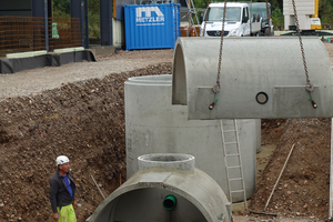  Montage der Betonfertigteile zu einem unterirdischen Sickertunnel. Im Hintergrund: der Substratfilterschacht, der neben mineralölhaltigen Kohlenwasserstoffen auch Feststoffe wie Reifenabrieb und die Schwermetalle Kupfer und Zink aus dem Wasser entfernen kann. 