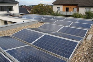  Im Vergleich zu einem wasserführenden Heizsystem sind Infrarotheizungen viel günstiger im Einbau. Vitramo empfiehlt grundsätzlich, einen Teil der eingesparten Anlagenkosten in eine leistungsfähige PV-Anlage zu investieren. Schon der immense Unterschied an eingesetzter Materialmenge zwischen einer wasserführenden Heizung und einem Infrarot-Heizsystem erklärt die Kostendifferenz bei der Anfangsinvestition.  