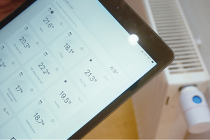  Individuelle Regelung der Raumtemperaturen per „ViCare“-App und intelligenten „ViCare“-Thermostaten an den neuen Heizkörpern. 