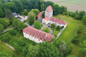  Das historische Ensemble der mittelalterlichen Burg Wittlage aus der Vogelperspektive. 