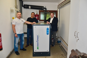  Das „neoTower 20.0“ Blockheizkraftwerk deckt die Grundlast bei Wärme und Strom. Viktor Bart (Bart Haustechnik), Tim Ellmer (Geschäftsführer VSD und BW Service gGmbH) und Alexander Feye (Außendienst RMB/Energie) (v. l.) zeigen sich von diesem Konzept überzeugt. 