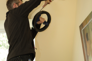  Reinigung einer Leitung zum Abluftdurchlass mit einer flexiblen Welle im Rahmen eine „Cleansafe“-Reinigung. 