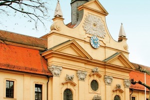  Sanierung erforderlichDie Heilig-Geist-Kirche in Fulda wurde zwischen 1729 und 1733 erbaut. In den vergangenen Jahren hatten Kerzenruß, Staub und Tauwasser den Innenwänden so stark zugesetzt, dass nur noch eine umfangreiche Sanierung Abhilfe schaffen konnte  
