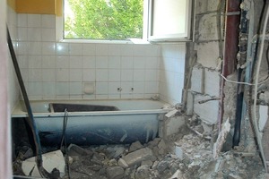  Schutt im ÜberflussEntfernung der alten Sanitärinstallationen 