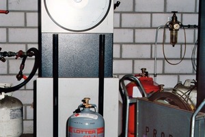  Blick in die Abfüllanlage eines Gaslieferanten. Beim Füllen stehen die Flaschen auf einer Waage [2] 