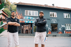  Tradition im Herzen, Zukunft im Blick: Franz und Andreas Höcherl vor ihrer Familienmetzgerei.  