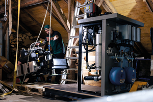  Millimeterarbeit: Mit Teamwork wurde die schwere Technik sicher an ihren Platz gebracht. 