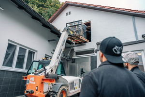  Schwergewicht in luftiger Höhe: Der rund 800 kg schwere „Dachs 20.0“ wird mit Präzision an seinen Platz gebracht. 