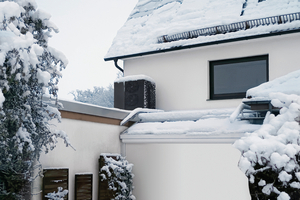  Die „WPL-A 13.2 Plus“ wurde bei diesem Feldtest auf dem Garagendach montiert und muss ihre Leistungsfähigkeit natürlich auch und gerade bei Schnee und Eis unter Beweis stellen. 