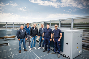  Das Hybridsystem haben gemeinsam umgesetzt (v. l.): Carlos Spottog, Außendienstmitarbeiter Niederlassung Gießen und Jonas Moser, Produktmanager Wärmepumpe und Elektrifizierung, beide von Buderus, Klaus Rehling, Planungsbüro Rehling Energie-Technik, Thorsten Thierbach, Projektmanager technischer Systemvertrieb, Buderus, sowie Felix Theiß und Florian Keil, beide von der Firma Wilfert aus Grünberg-Harbach.  