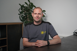  <div class="bildtext_1">Daniel Lenk leitet das Unternehmen in zweiter Generation.</div> 