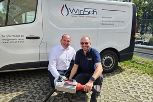  <div class="bildtext_1">Gewinner Steve Wingenfeld von WinSch Sanitär aus Berlin und Marcel Hardt von Rothenberger bei der Übergabe der „ROBEND 4000 E“-Rohrbiegemaschine.</div> 