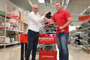  <div class="bildtext_1">Nils Baumgart von HeizTechnikBaumgart aus Wandersleben wurden die revolutionäre Pressmaschine „ROMAX NANO“ und die „ROCUT 26 MSR“-Kunststoffrohrschere durch Karsten Strobel von Rothenberger überreicht.</div> 