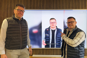  Firmenchef Volker Heitmann (links) und Fachberater Andreas Hense setzen bei Heitmann Haustechnik auf KI-Unterstützung: Der „Digi-Andi“ ergänzt das Team als virtueller Kundenberater. 