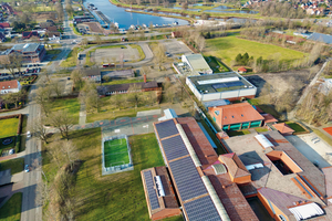  Das Areal liegt am Soeste-Bootshafen in Barßel. Oben das Hallenschwimmbad, quer dazu der Gebäuderiegel mit Heizzentrale und Jugendbegegnungsstätte, darunter das Schulzentrum. 