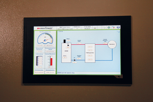  Das grafische Bediendisplay des „neoTower“-BHKW ermöglicht eine komfortable Anlagenkonfiguration und Vor-Ort-Überwachung – zusätzlich zum digitalen Anlagenmonitoring per Fernanbindung. 