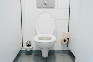  Vorher: Das Lehrer-WC mit einer herkömmlichen WC-Keramik, angeschlossen an einen jahrzehntealten Nassbau-Spülkasten. 