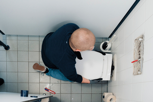  Der Rückbau des alten WCs stellt für die angehenden Installateure kein Problem dar. 