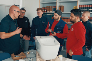  Die Auszubildenden setzen sich eingehend mit dem Material auseinander und besprechen den Ablauf der Montage, bevor es dann richtig losgeht. 