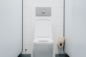  Nachher: Ein modernes Dusch-WC mit passender Nachrüstplatte. 