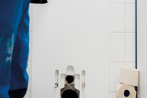  Im Lieferzustand ist die Nachrüstplatte für Dusch-WCs von Tece länger als erforderlich und wird unten passend gekürzt. Zusätzlich muss noch eine Aussparung für die Betätigung ausgesägt werden. 