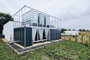  Mit dem Errichten spezieller Schallschutzwände bleibt der Lärm auch bei diesen Großwärmepumpen außen vor. 