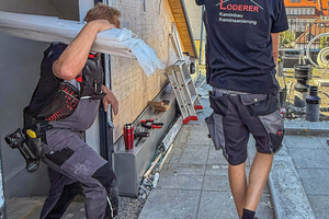  Die Bauteile der „eSilent“-Schallwände lassen sich dank ihrer Aluminiumrahmen leicht tragen.  