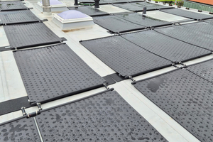  Die Verlegung, Fixierung und Anschluss der Absorber erfolgten in separaten Arbeitsschritten. 