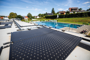  In den schwarz eingefärbeten, UV-beständigen Absorbern, die aus „PE-HD“ im einzigartigen „CoEx“- Verfahren hergestellt werden, zirkuliert das aus dem Becken entnommene Wasser, wird durch die Sonnenenergie erwärmt und fließt anschließend temperiert zurück ins Schwimmbecken.  