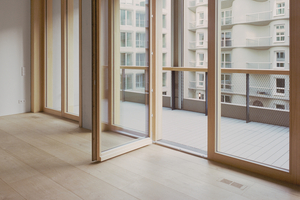  Das rechteckige „ValloFlex CLASSIC“-Bodengitter wurde als Sonderanfertigung aus dem Parkett herausgearbeitet: Ein Parkettleger fräste mit einer modernen CNC-Fräse die entsprechenden Teile aus dem Holz. 