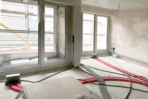  Die „ValloFlex“-Ovalrohre für die Luftverteilung wurden im Bodenaufbau der Wohneinheiten verlegt. Die Luftauslässe für die Zuluft befinden sich vor den Fensterflächen. 