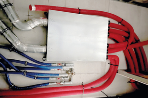  Die „Flat Box“ vereint sechs Komponenten – je zwei Verteilerkästen, Schalldämpfer und Volumenstromregler – in einer platzsparenden Box. 